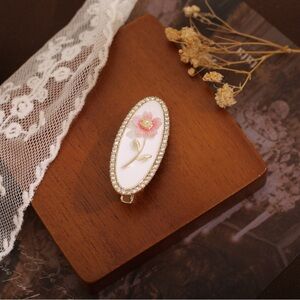 Elegant White Floral Hair Clip